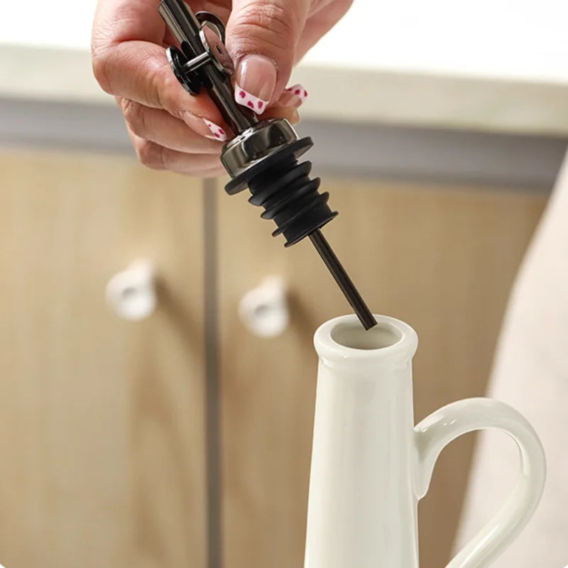 Ceramic Oil and Vinegar Bottle, Glazed Pottery Dispenser for Olive Oil, Soy Sauce and Dressings, 600 ml, White, Cream or Black