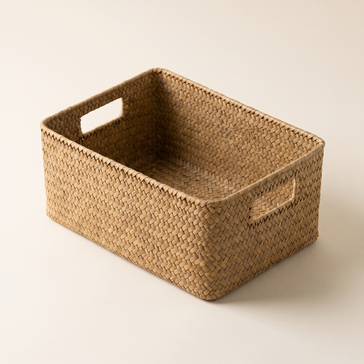 Woven seagrass basket, product photo