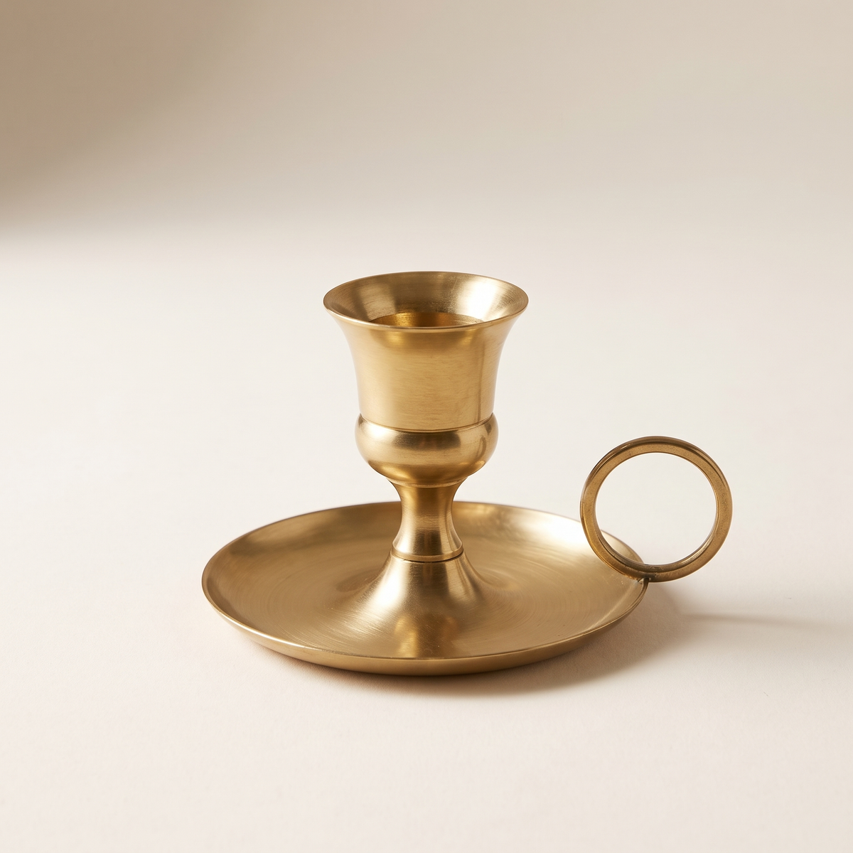 Metal chamberstick candle holder with handle, product photo